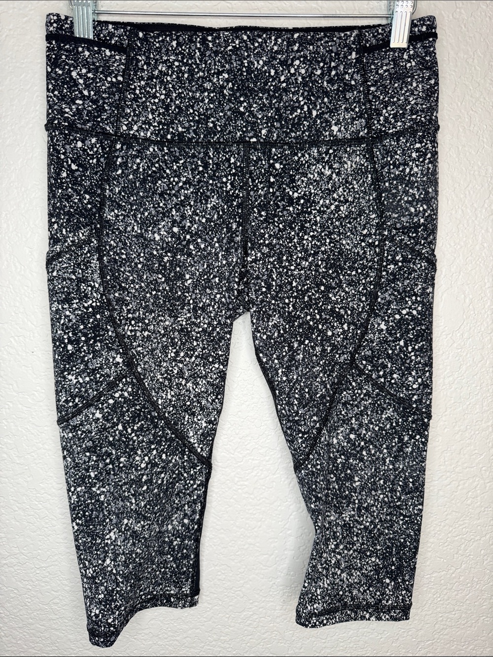 Lululemon Cropped Outrun Leggings Size 8 17” inseam Splatter Print - Picture 2 of 5